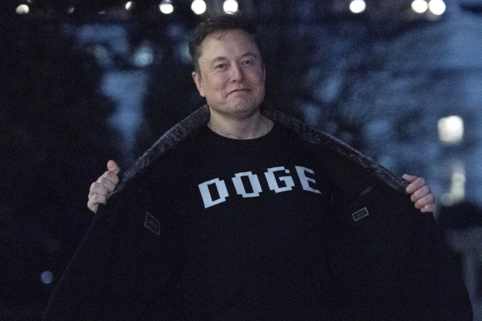 Elon Musk mặc áo in chữ DOGE trong khuôn viên Nhà Trắng hôm 9/3. Ảnh: AP