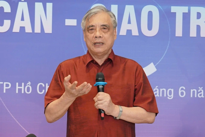 PGS-TS Trần Đình Thiên phát biểu tại diễn đàn sáng 5/6. Ảnh: Người Lao Động