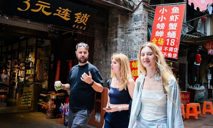Khách du lịch ở Tứ Xuyên ngày 29/5. Ảnh: Trip