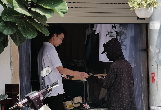 Một cửa hàng trên phố Hàng Ngang (quận Hoàn Kiếm) mở khi có khách hoặc shipper đến giao nhận, ngày 8/6. Ảnh: Ngọc Thành
