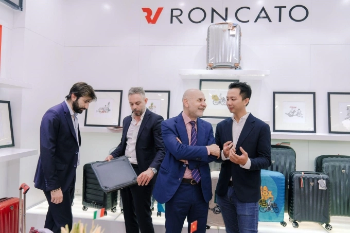 Nhiều khách hàng là thương nhân trong và ngoài nước ưa chuộng Roncato vì kiểu dáng, chức năng, chất lượng. Ảnh: KOS Shop