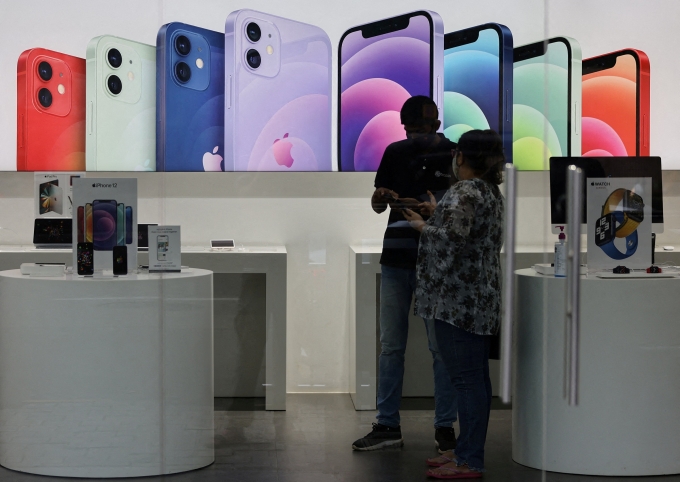 Bên trong một cửa hàng bán đồ Apple ở Mumbai (Ấn Độ). Ảnh: Reuters