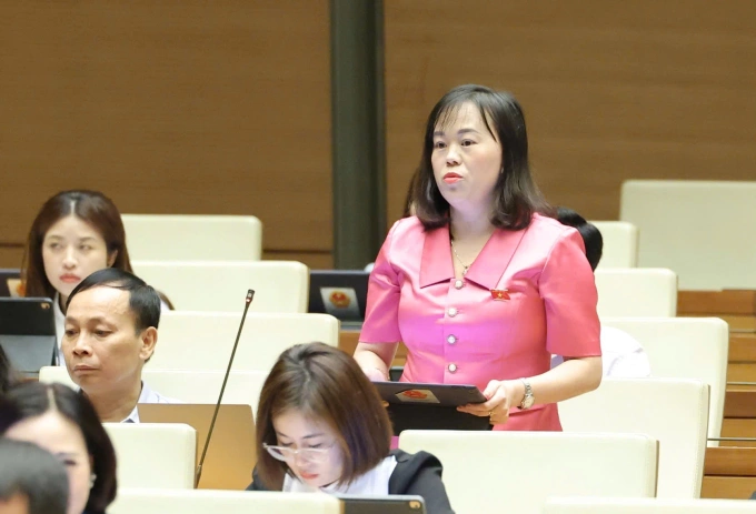 Đại biểu Khang Thị Mào, Phó chủ tịch Ủy ban Mặt trận Tổ quốc huyện Mù Cang Chải, tỉnh Yên Bái, chất vấn Bộ trưởng Tài chính, sáng 19/6. Ảnh: Giang Huy