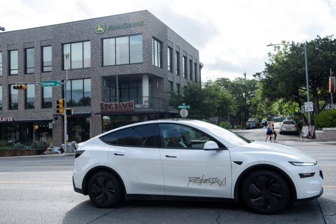 Một chiếc robotaxi của Tesla chạy trên Đại lộ South Congress ở Austin, Texas, ngày 22/6. Ảnh: Reuters