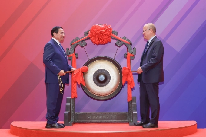 Thủ tướng Phạm Minh Chính thực hiện nghi thức đánh cồng khai mạc phiên giao dịch tại Sàn Giao dịch chứng khoán Thượng Hải (SSE), ngày 26/6. Ảnh: VGP