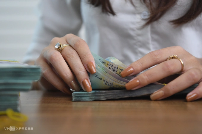 Nhân viên một ngân hàng tại Hà Nội đang đếm tiền. Ảnh: Giang Huy