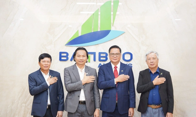 4 thành viên HĐQT Bamboo Airways, trong đó tân Chủ tịch Phạm Ngọc Vịnh đứng thứ hai từ bên phải. Ảnh: Bamboo Airways