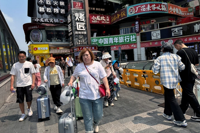 Người dân đi qua các nhà hàng tại Tứ Xuyên (Trung Quốc). Ảnh: Reuters Người dân đi qua các nhà hàng tại Tứ Xuyên (Trung Quốc). Ảnh: Reuters