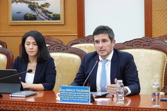 Đại diện FTSE Russell phát biểu tại cuộc gặp, ngày 17/7. Ảnh: MOF
