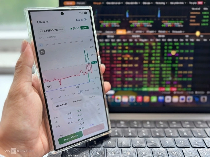 Nhà đầu tư đang theo dõi diễn biến của một ETF truyền thống được niêm yết trên sàn HoSE. Ảnh: Tất Đạt