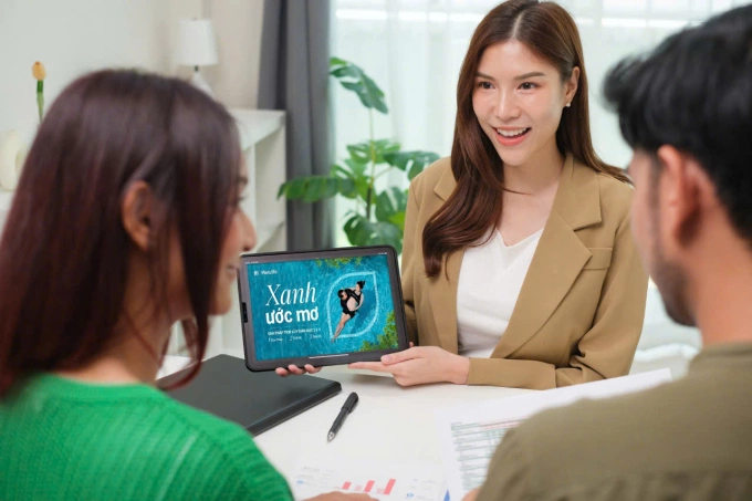 Sản phẩm Xanh ước mơ được khách hàng quan tâm. Ảnh: Hằng Hà