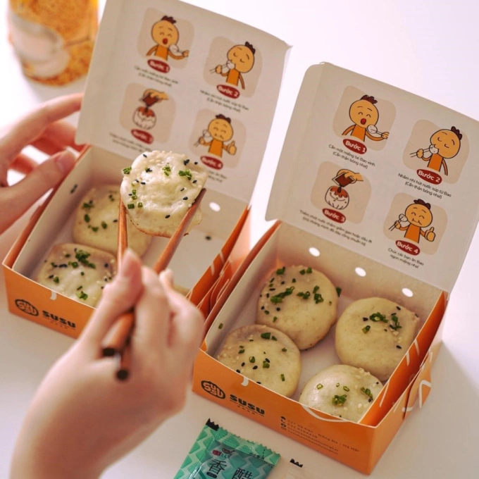 Bánh được giao bằng hộp giấy với hướng dẫn cách ăn chi tiết để không bị bỏng. Ảnh: Susubao