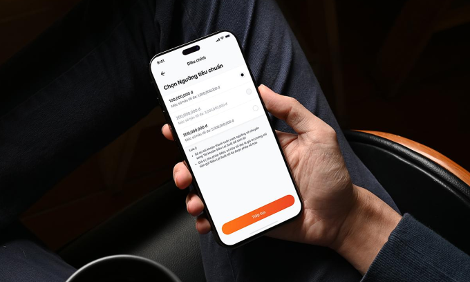Doanh nghiệp trải nghiệm tài khoản Siêu lợi suất trên VIB Business. Ảnh: VIB