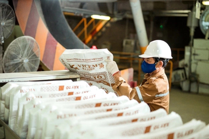 Công nhân đang kiểm tra bao bì sản phẩm tại nhà máy. Ảnh: HT1