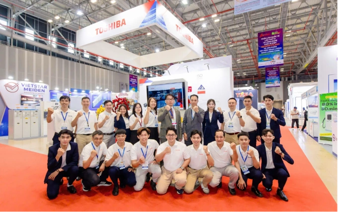 Đại diện Toshiba và công ty Ngọc Tiên tại sự kiện. Ảnh: Toshiba
