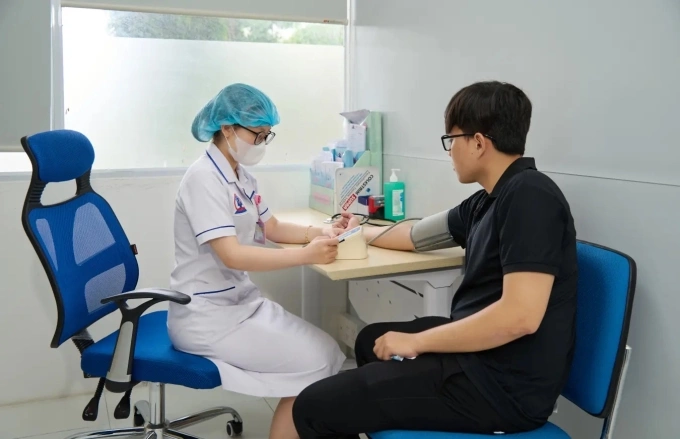 Nhân viên y tế tại Bệnh viện Triều An đang đo huyết áp cho bệnh nhân. Ảnh: Bệnh viện Triều An