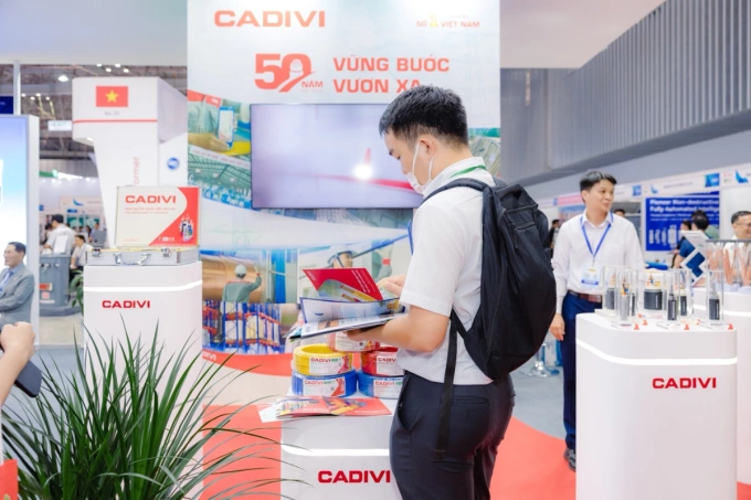 Người tham quan tìm hiểu về các sản phẩm tại gian hàng. Ảnh: Cadivi