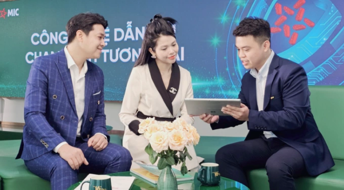 Nhân viên MIC tư vấn cho khách hàng. Ảnh: Bảo hiểm MIC