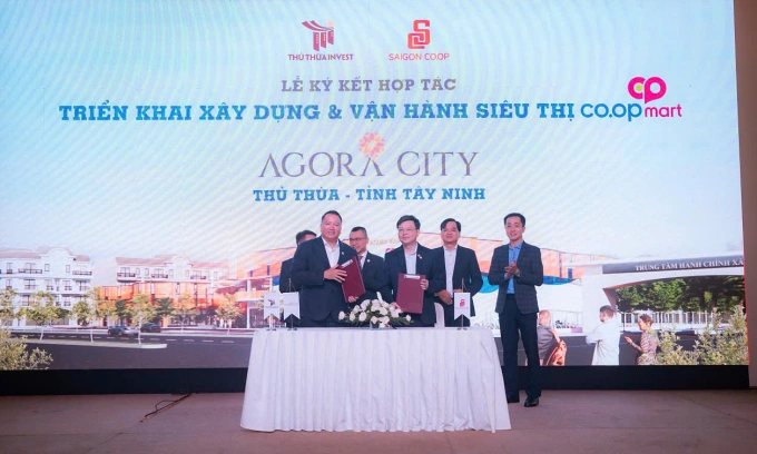 Lễ ký kết hợp tác giữa Thủ Thừa Invest và Liên hiệp Hợp tác xã Thương mại TP HCM (SaiGon Co.op). Ảnh: Thủ Thừa Invest