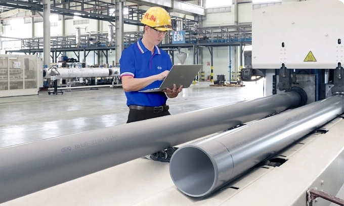 Nhân viên đang kiểm tra ống nhựa tại nhà máy. Ảnh: BMP