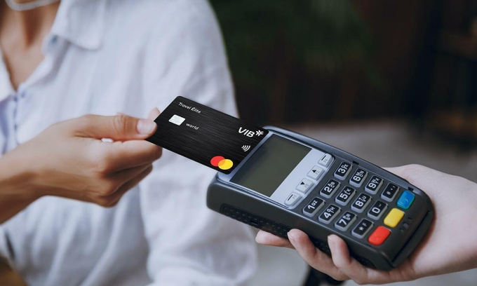 Người dùng thanh toán các giao dịch với một thẻ đã đăng ký PayFlex. Ảnh: VIB