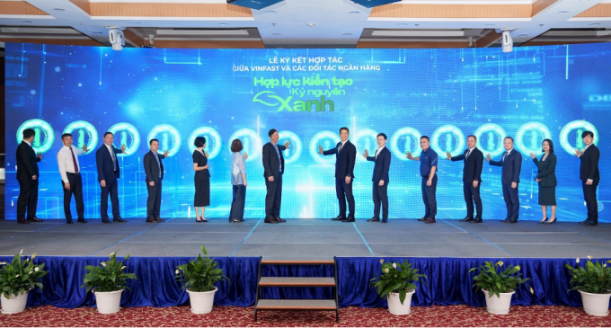 Đại diện VinFast và các đối tác ngân hàng, tổ chức tài chính tại lễ ký hợp tác. Ảnh: Vingroup