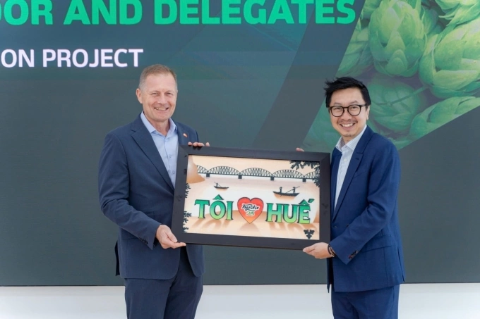 Đại sứ Nicolai Prytz thăm nhà máy bia Carlsberg Việt Nam tại Huế và tái khẳng định sự ủng hộ cho hành trình phát triển bền vững của doanh nghiệp. Ảnh: Carlsberg Việt Nam