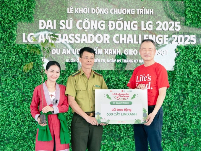 Ông Song Ikhwan đại diện LG trao tặng 600 cây lim xanh cho đại diện Vườn quốc gia Bến En và Hợp tác xã Bản Thổ. Ảnh: LG