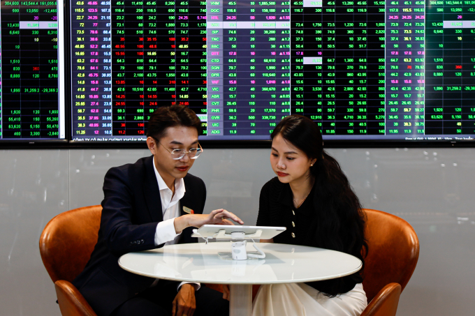Giao dịch chứng khoán tại công ty cổ phần chứng khoán Rồng Việt (TP HCM), tháng 10/2024. Ảnh: An Khương