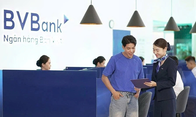 Nhân viên tư vấn các sản phẩm cho khách hàng. Ảnh: BVBank