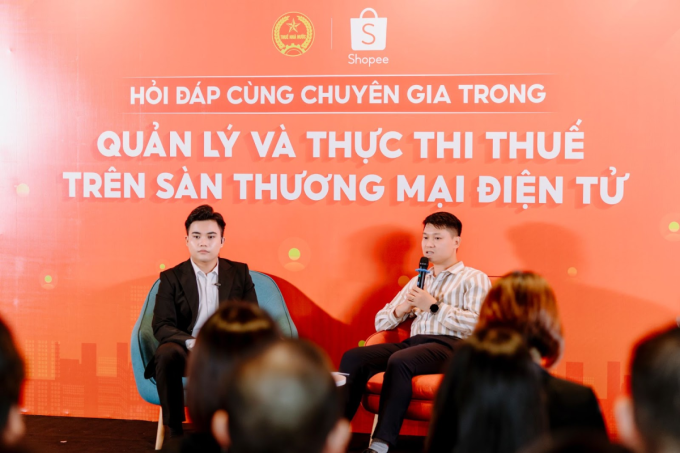 Ông Trần Trọng Ninh, Chuyên viên chính, Chi cục Thuế thương mại điện tử - Cục Thuế (bên phải) giải đáp thắc mắc của nhà bán. Ảnh: Shopee