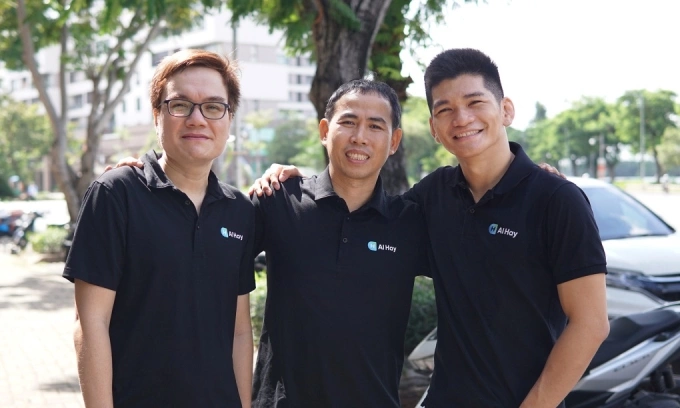 Ông Trần Quang Đức, đồng sáng lập và CEO AI Hay (trái) cùng đội ngũ điều hành. Ảnh: Nhựt Nam