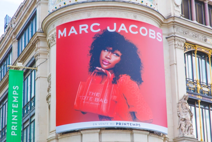 Marc Jacobs quảng cáo trên mặt tiền cửa hàng Printemps Haussmann, Paris, Pháp. Ảnh: AFP