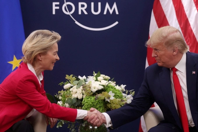Chủ tịch Ủy ban châu Âu (EC) Ursula von der Leyen và Tổng thống Mỹ Donald Trump năm 2020. Ảnh: Reuters