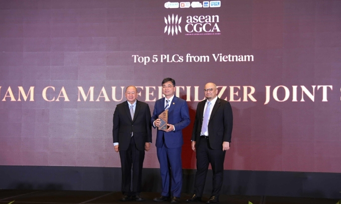 Ông Trần Ngọc Nguyên, Chủ tịch Hội đồng Quản trị PVCFC (giữa) nhận giải thưởng. Ảnh: PVCFC