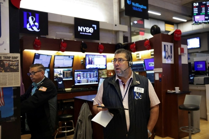 Nhân viên giao dịch trên sàn chứng khoán New York ngày 25/7. Ảnh: Reuters