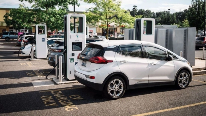 Một bãi đậu xe tại Mỹ tích hợp trạm sạc xe điện. Ảnh: Edmunds