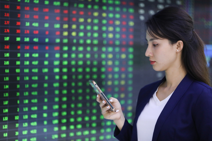 Nhà đầu tư theo dõi bảng giá chứng khoán tại một sàn giao dịch ở TP HCM. Ảnh: Quỳnh Trần