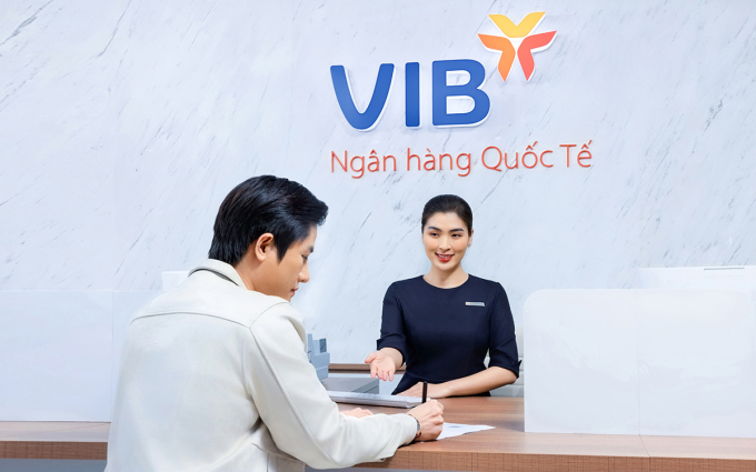 Khách hàng giao dịch tại VIB. Ảnh: VIB
