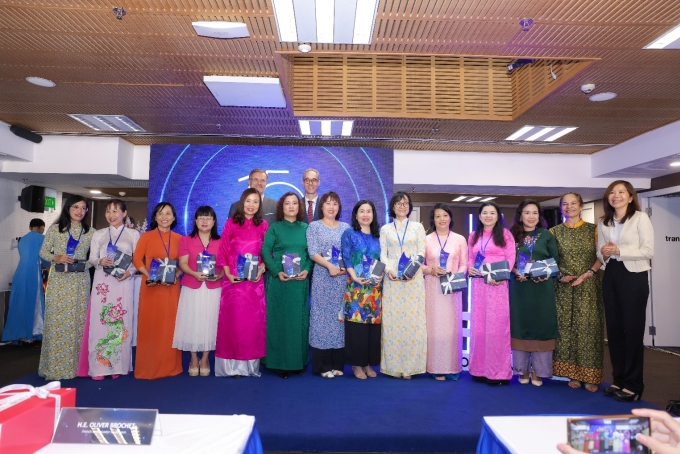 Các nhà khoa học nữ từng nhận Giải thưởng L’Oréal – UNESCO For Women in Science Việt Nam nhận kỷ niệm chương trong lễ kỷ niệm 15 năm. Ảnh: