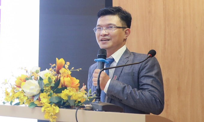 PGS.TS. Lê Hoàng Anh tóm tắt nghiên cứu tại hội thảo sáng 28/7. Ảnh: HUB