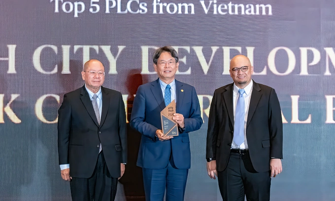 Chủ tịch Kim Byoungho (giữa), đại diện nhận giải thưởng. Ảnh: HDBank