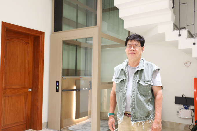 Một khách hàng tại TP HCM lựa chọn tháng máy Cibes vì thiết kế và chính sách bảo trì định kỳ chính hãng. Ảnh: Cibes Lift Việt Nam