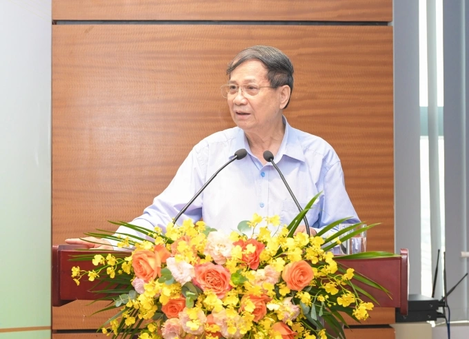 PGS.TS Ngô Trí Long phát biểu tại diễn đàn năng lượng, ngày 28/7. Ảnh: Minh Đức