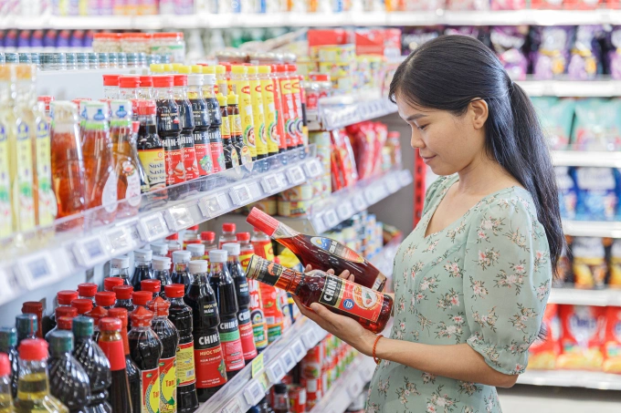 Người tiêu dùng đang xem sản phẩm của Masan Consumer. Ảnh: MSN