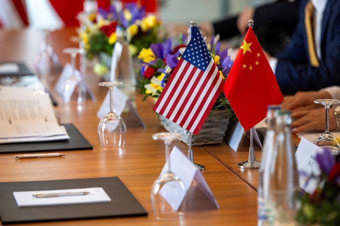 Cờ Mỹ và Trung Quốc tại bàn đàm phán hồi tháng 5 ở Geneva. Ảnh: Reuters