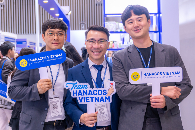 CEO Nguyễn An Hồ Hưng đón hai chuyên gia từ Hanacos Korea - ông Kim Nam Ho (trái) và ông Choi Min Jae (phải). Ảnh: Hanacos