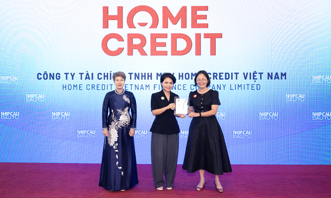 Bà Phạm Thị Bích Liên, Trưởng bộ phận vận hành tiếp thị và phát triển bền vững của Home Credit Việt Nam (giữa) nhận giải thưởng. Ảnh: Home Credit