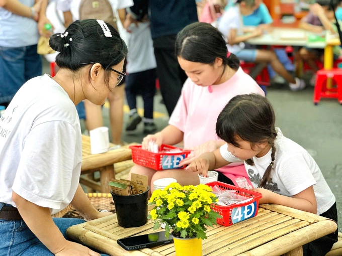 Các em nhỏ đang học cách gieo hạt giống trồng cây tại Ngày hội xanh Phú Mỹ Hưng năm 2024. Ảnh: Phú Mỹ Hưng