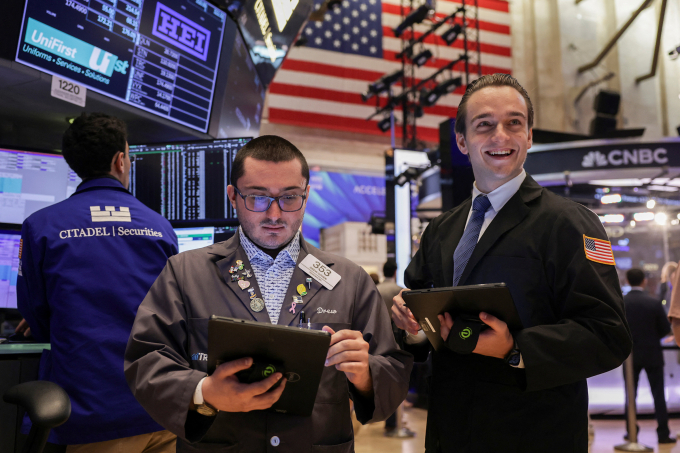Nhân viên giao dịch trên sàn chứng khoán New York phiên 25/7. Ảnh: Reuters